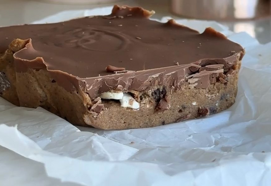 COOKIES & CREAM DOUGH SLICE