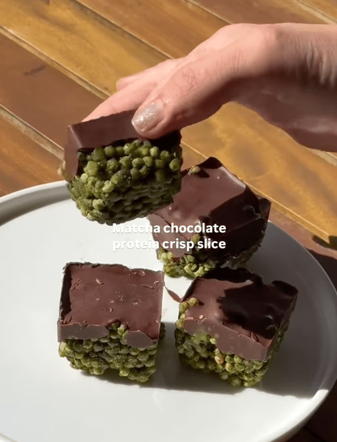 MATCHA CHOCOLATE PROTEIN CRISP SLICE