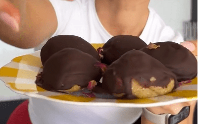 GOOEY BANANA PROTEIN BALLS