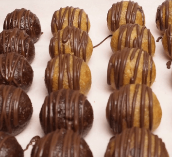 COOKIE DOUGH PROTEIN BALLS