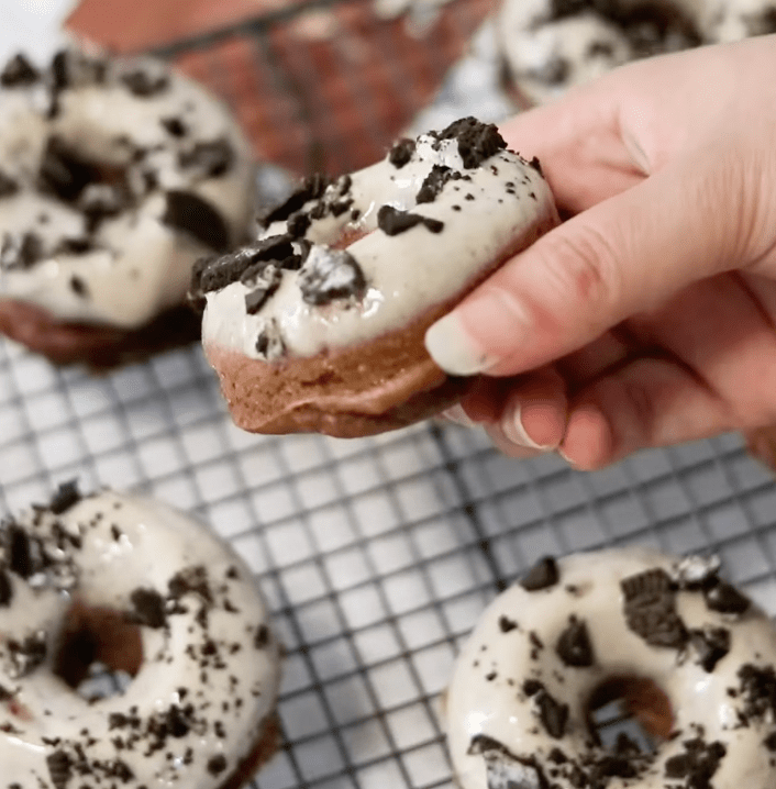 COOKIES & CREAM PROTEIN DONUTS