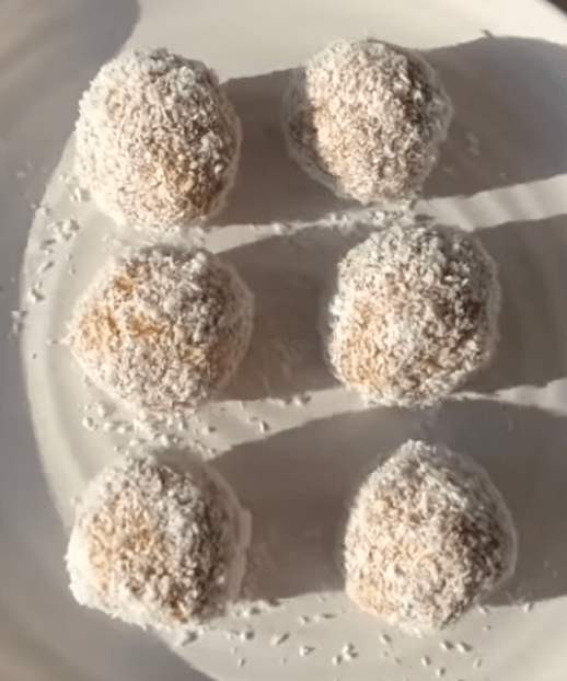 BANANA BREAD INSPIRED PROTEIN BALLS