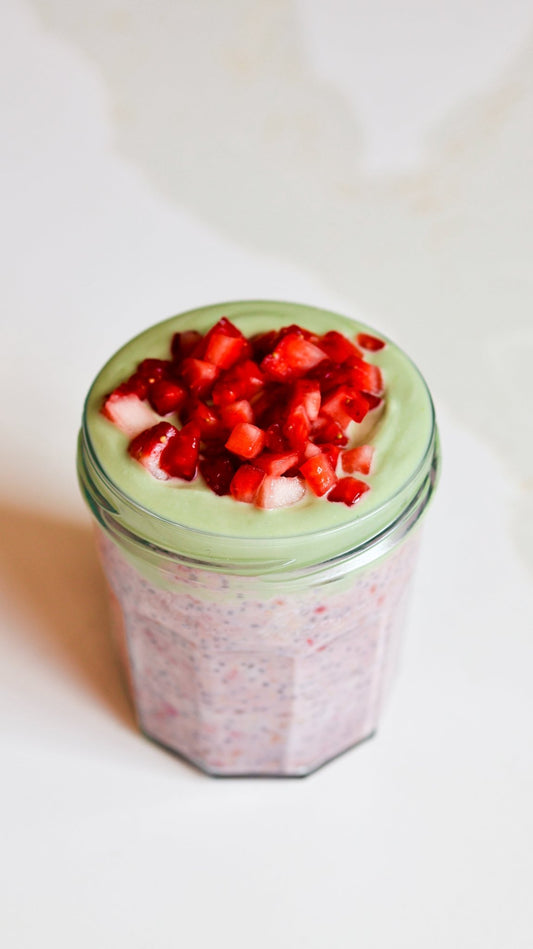 HIGH PROTEIN STRAWBERRY MATCHA OVERNIGHT OATS