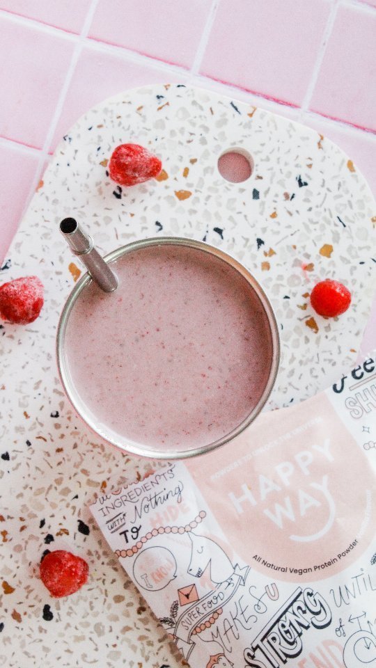 STRAWBERRY & CREAM SMOOTHIE (WITH CAULIFLOWER)