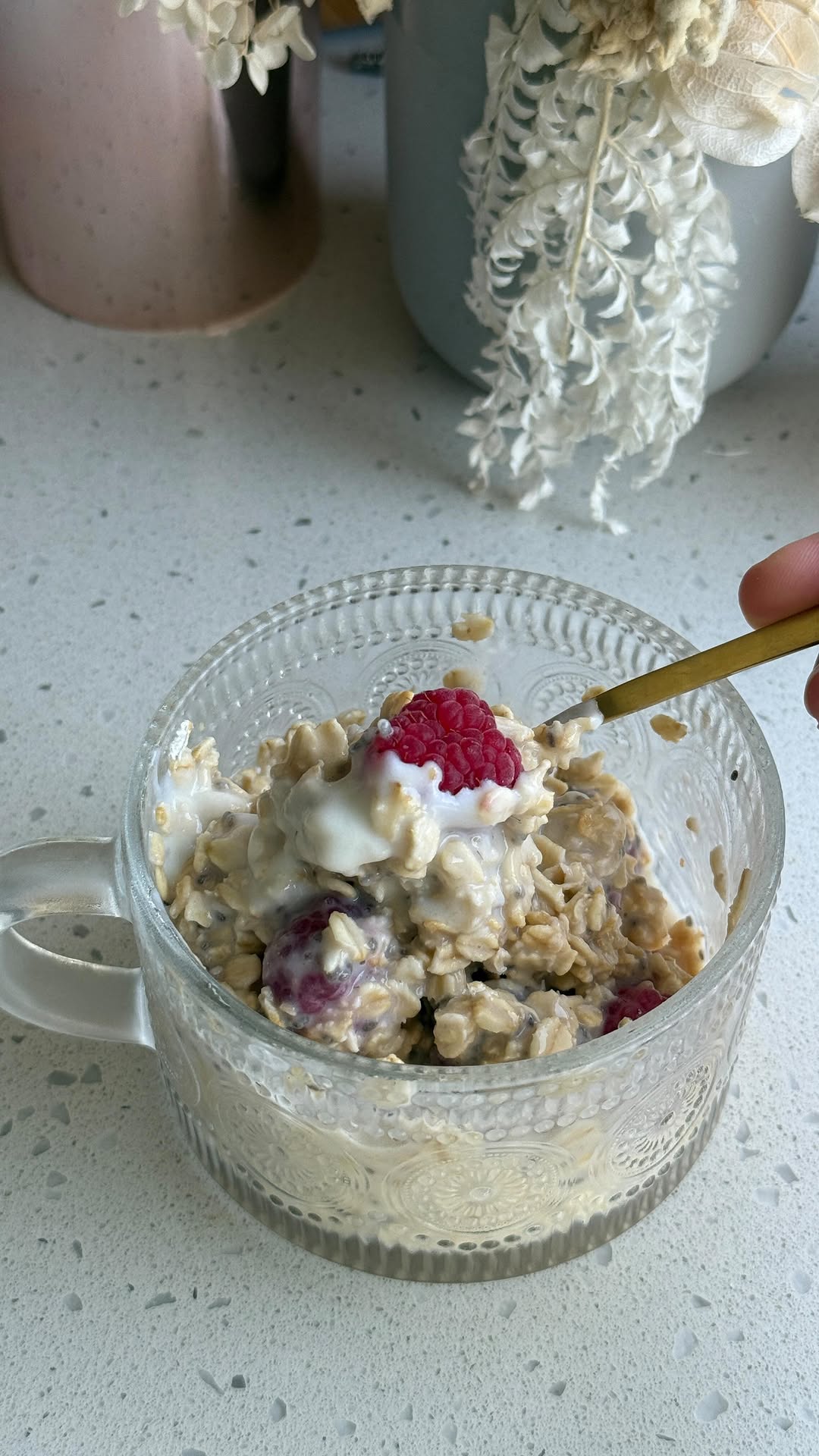 WHITE CHOC RASPBERRY OVERNIGHT OATS